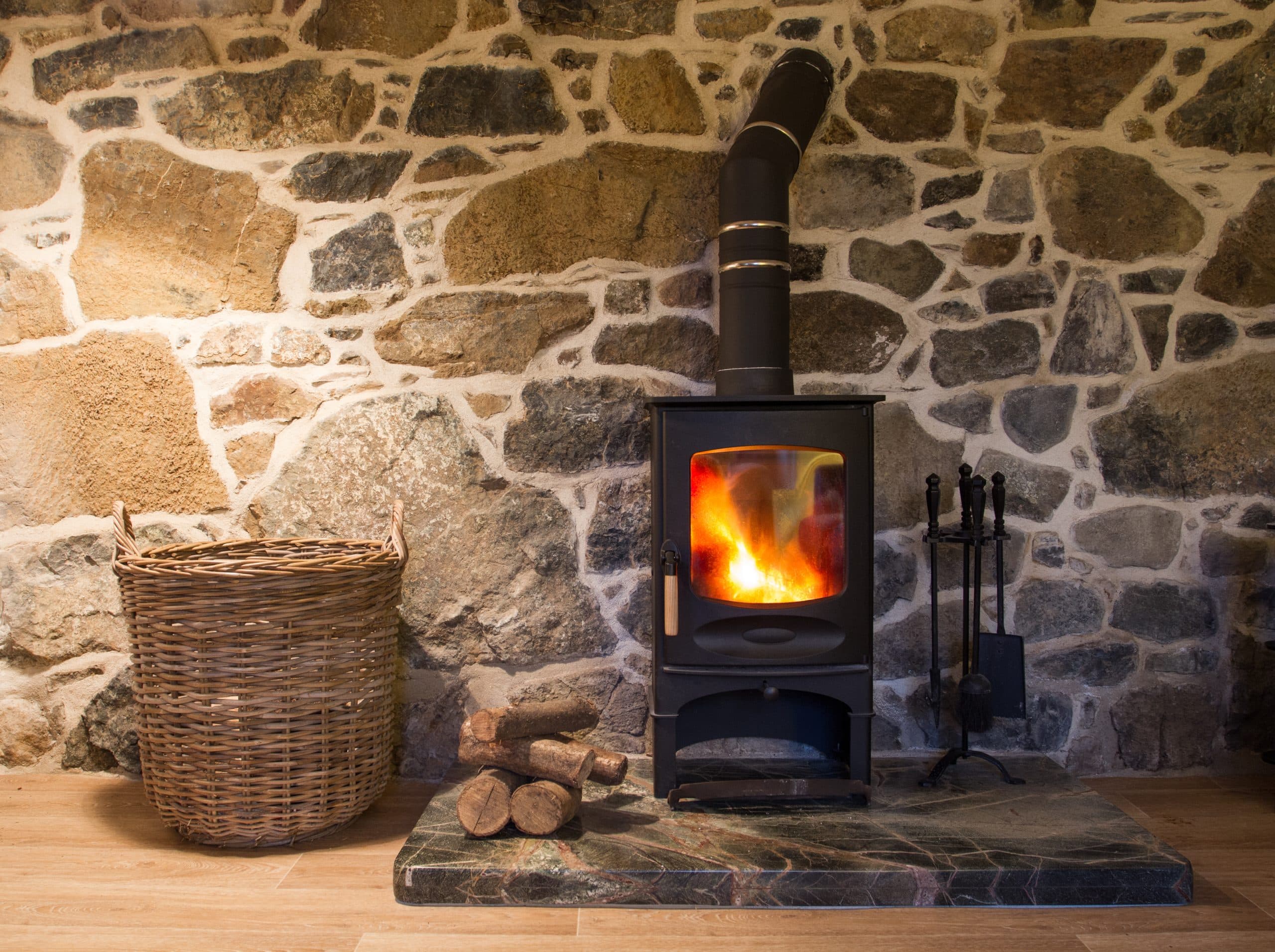 Fonte, acier, céramique, pierre : quel matériau pour une cuisinière à bois ?